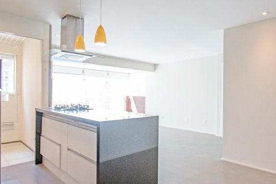 Apartamento mobiliado com varanda, 2 quartos, piscina e academia no condomínio para comprar. — Entrada