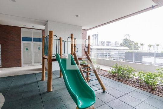 Apartamento mobiliado com varanda, 2 quartos, piscina e academia no condomínio para comprar. — Playground