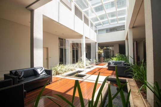 Apartamento mobiliado com varanda, 2 quartos, piscina e academia no condomínio para comprar. — Hall