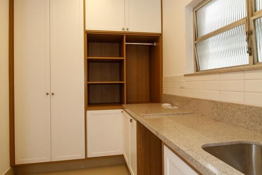 Venda de apartamento em Cerqueira César com 3 quartos, aceita animais. — Área de Serviço