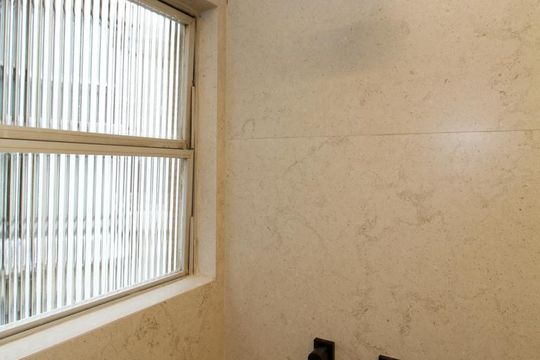 Venda de apartamento em Cerqueira César com 3 quartos, aceita animais. — Banheiro da Suíte