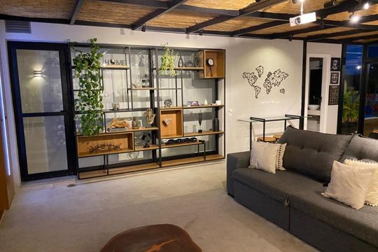 Apartamento mobiliado com 3 quartos, 1 suíte, varanda e quintal. Ideal para comprar. — foto 1