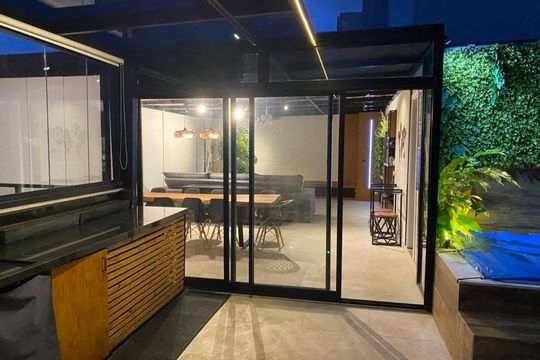 Apartamento mobiliado com 3 quartos, 1 suíte, varanda e quintal. Ideal para comprar. — Foto 07