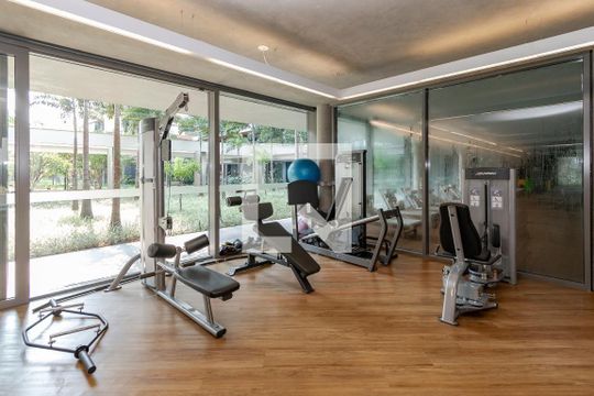 Venda de apartamento mobiliado com 3 quartos, varanda, closet e piscina no condomínio. — Academia