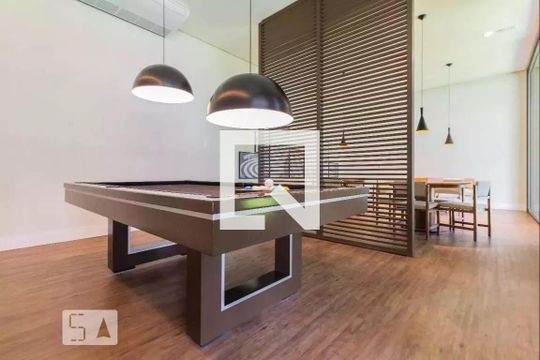 Venda de apartamento mobiliado com 3 quartos, varanda, closet e piscina no condomínio. — Salão de Jogos