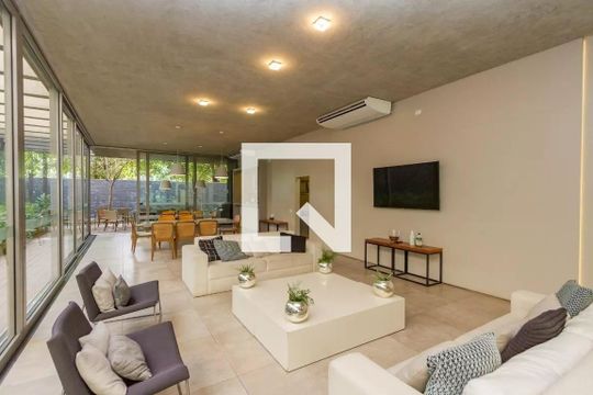 Venda de apartamento mobiliado com 3 quartos, varanda, closet e piscina no condomínio. — Salão de Festas
