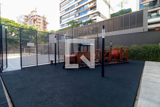 Venda de apartamento mobiliado com 3 quartos, varanda, closet e piscina no condomínio. — Playground
