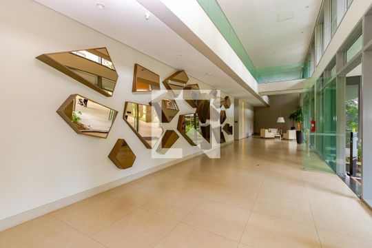 Venda de apartamento mobiliado com 3 quartos, varanda, closet e piscina no condomínio. — Hall de entrada