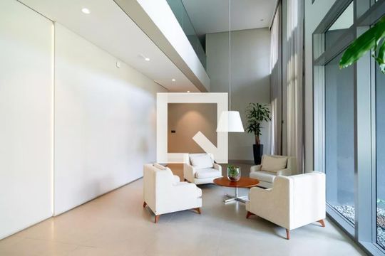 Venda de apartamento mobiliado com 3 quartos, varanda, closet e piscina no condomínio. — Hall social