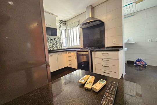 Apartamento com 3 quartos, 1 suíte, varanda, piscina e academia. Ideal para compra. — Cozinha