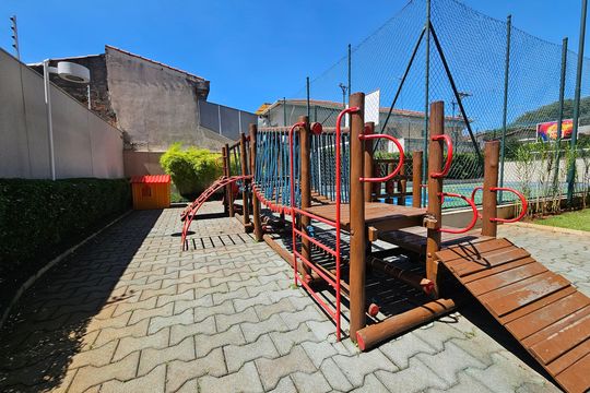 Apartamento com 3 quartos, 1 suíte, varanda, piscina e academia. Ideal para compra. — Área comum - Playground
