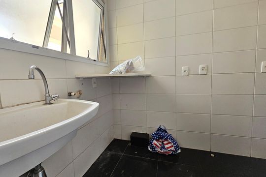 Apartamento com 3 quartos, 1 suíte, varanda, piscina e academia. Ideal para compra. — Área de Serviço
