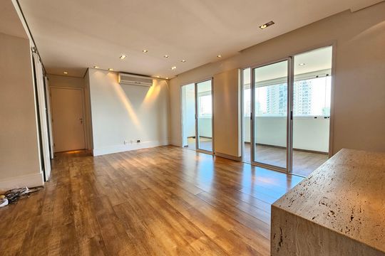 Apartamento com 3 quartos, 1 suíte, varanda, piscina e academia. Ideal para compra. — Sala