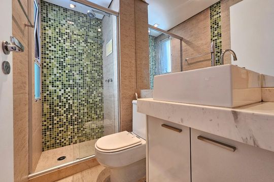 Apartamento com 3 quartos, 1 suíte, varanda, piscina e academia. Ideal para compra. — Banheiro