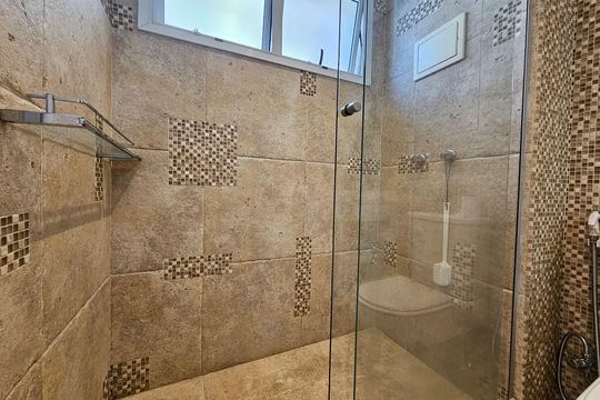 Apartamento com 3 quartos, 1 suíte, varanda, piscina e academia. Ideal para compra. — Banheiro da Suíte
