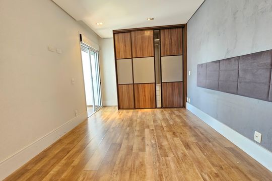 Apartamento com 3 quartos, 1 suíte, varanda, piscina e academia. Ideal para compra. — Suíte