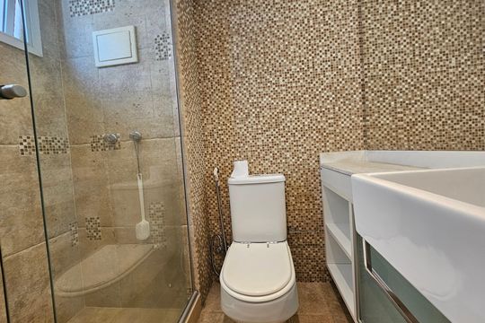 Apartamento com 3 quartos, 1 suíte, varanda, piscina e academia. Ideal para compra. — Banheiro da Suíte