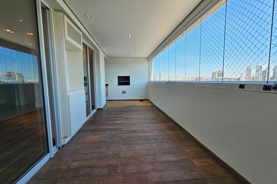 Apartamento com 3 quartos, 1 suíte, varanda, piscina e academia. Ideal para compra. — Sacada