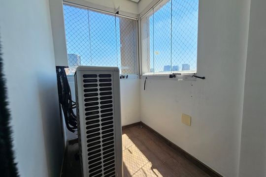 Apartamento com 3 quartos, 1 suíte, varanda, piscina e academia. Ideal para compra. — Suíte Varanda