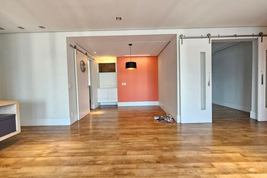 Apartamento com 3 quartos, 1 suíte, varanda, piscina e academia. Ideal para compra. — Sala