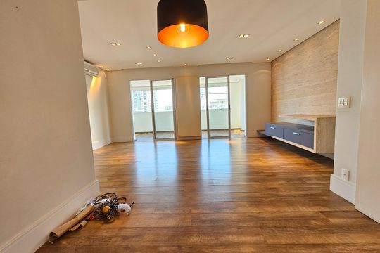 Apartamento com 3 quartos, 1 suíte, varanda, piscina e academia. Ideal para compra. — Sala
