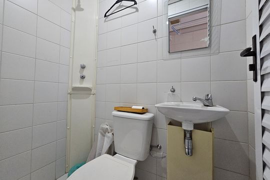 Apartamento com 3 quartos, 1 suíte, varanda, piscina e academia. Ideal para compra. — Banheiro de serviço