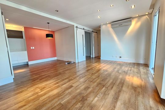 Apartamento com 3 quartos, 1 suíte, varanda, piscina e academia. Ideal para compra. — Sala