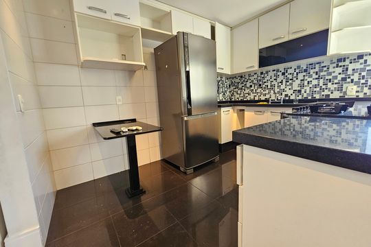Apartamento com 3 quartos, 1 suíte, varanda, piscina e academia. Ideal para compra. — Cozinha