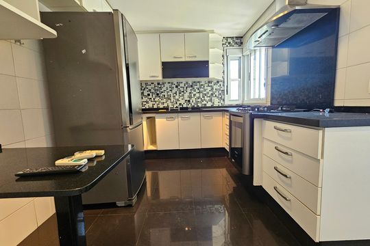 Apartamento com 3 quartos, 1 suíte, varanda, piscina e academia. Ideal para compra. — Cozinha