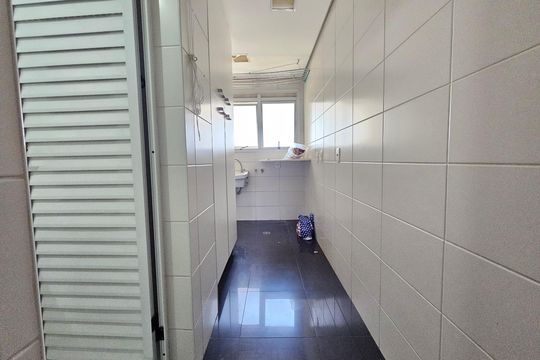 Apartamento com 3 quartos, 1 suíte, varanda, piscina e academia. Ideal para compra. — Área de Serviço