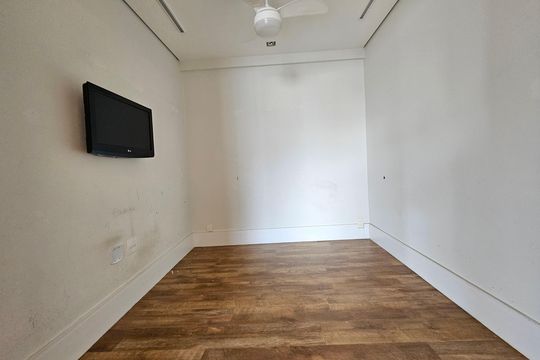 Apartamento com 3 quartos, 1 suíte, varanda, piscina e academia. Ideal para compra. — Detalhe Sala
