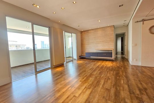 Apartamento com 3 quartos, 1 suíte, varanda, piscina e academia. Ideal para compra. — Sala