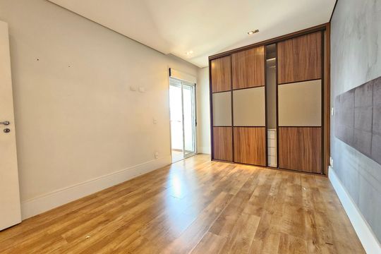 Apartamento com 3 quartos, 1 suíte, varanda, piscina e academia. Ideal para compra. — Suíte