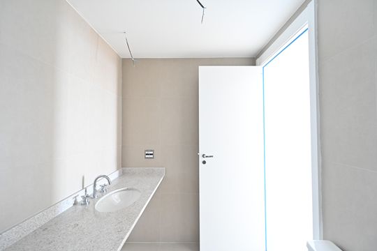 Apartamento à venda, com 325 m², 4 quartos e 1 vaga — Banheiro da Suíte 1