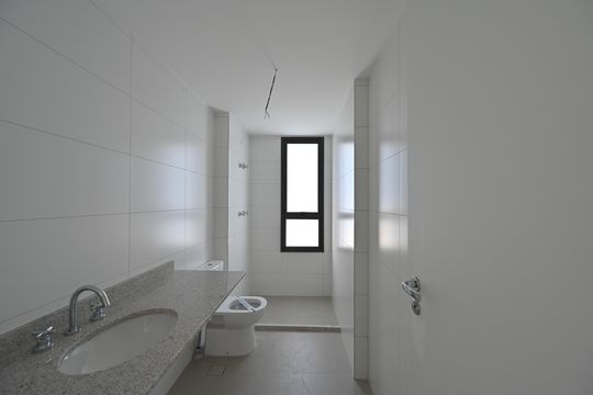 Apartamento à venda, com 325 m², 4 quartos e 1 vaga — Banheiro Social