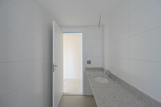 Apartamento à venda, com 325 m², 4 quartos e 1 vaga — Banheiro Social
