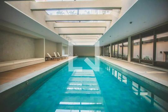 Comprar apartamento com 2 quartos e piscina no condomínio. — Área comum - Piscina