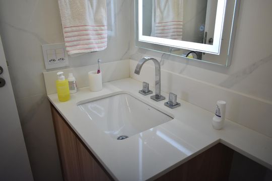Comprar apartamento com 2 quartos e piscina no condomínio. — Banheiro da Suíte 1