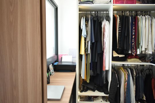 Comprar apartamento com 2 quartos e piscina no condomínio. — Suíte 2 (Closet)