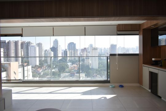 Comprar apartamento com 2 quartos e piscina no condomínio. — Sacada