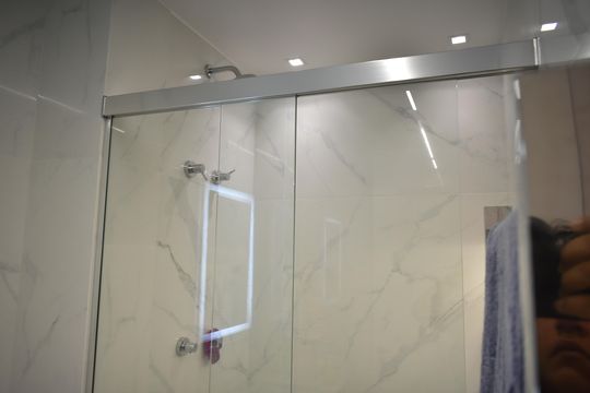 Comprar apartamento com 2 quartos e piscina no condomínio. — Banheiro da Suíte 1