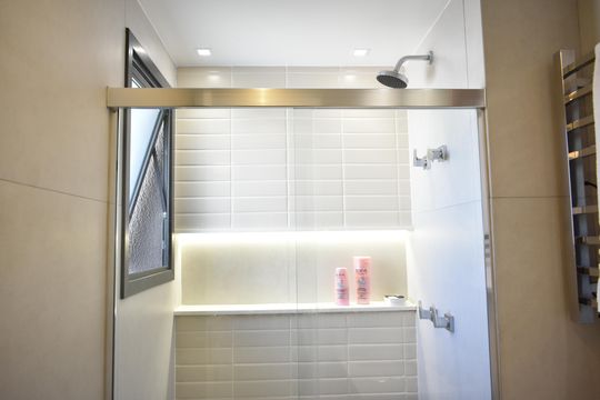 Comprar apartamento com 2 quartos e piscina no condomínio. — Banheiro da Suíte 2