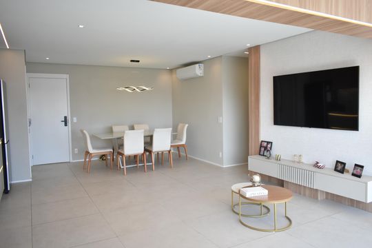 Comprar apartamento com 2 quartos e piscina no condomínio. — Sala
