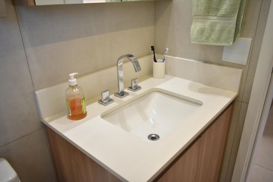 Comprar apartamento com 2 quartos e piscina no condomínio. — Banheiro da Suíte 2