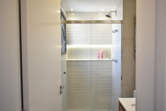 Comprar apartamento com 2 quartos e piscina no condomínio. — Banheiro da Suíte 2
