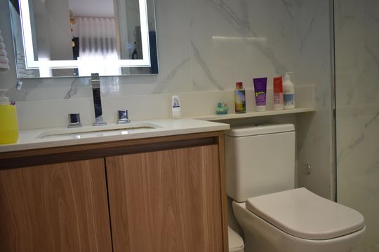 Comprar apartamento com 2 quartos e piscina no condomínio. — Banheiro da Suíte 1