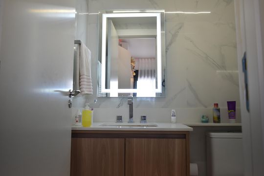 Comprar apartamento com 2 quartos e piscina no condomínio. — Banheiro da Suíte 1