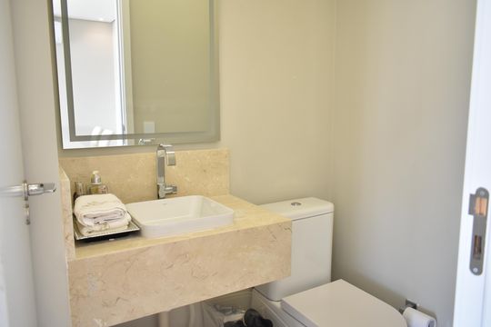 Comprar apartamento com 2 quartos e piscina no condomínio. — Lavabo