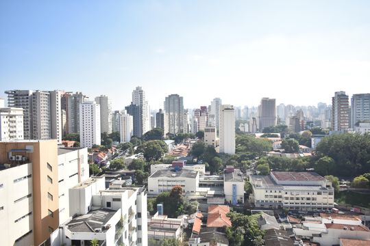 Comprar apartamento com 2 quartos e piscina no condomínio. — Sacada