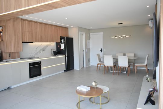 Comprar apartamento com 2 quartos e piscina no condomínio. — Sala